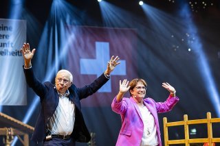 Christoph Blocher, ici avec sa fille Magdalena, affirme qu'il n'investit rien dans le parti lui-même, mais donne uniquement pour des campagnes spécifiques.